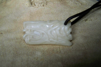 Pendentif en os « Dragon entrelacé »