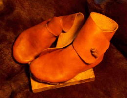 Chaussures XIème avec bouton en cuir