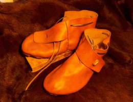 Chaussures XIème avec bouton en buis/os et lacet