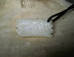 Pendentif en os « Dragon entrelacé »