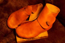 Chaussures XIème avec bouton en cuir